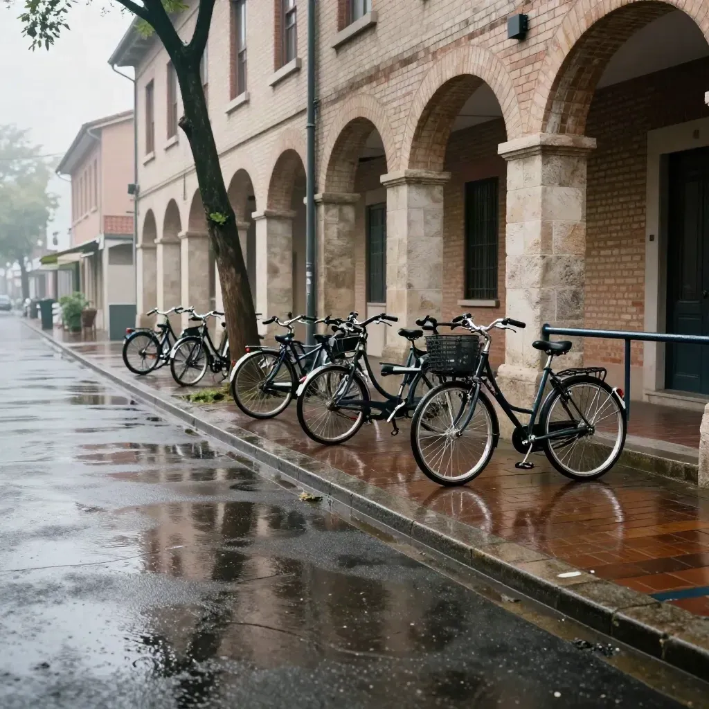 Incrocio di quartiere dopo la pioggia, portici, biciclette e riflessi sull’asfalto bagnato.